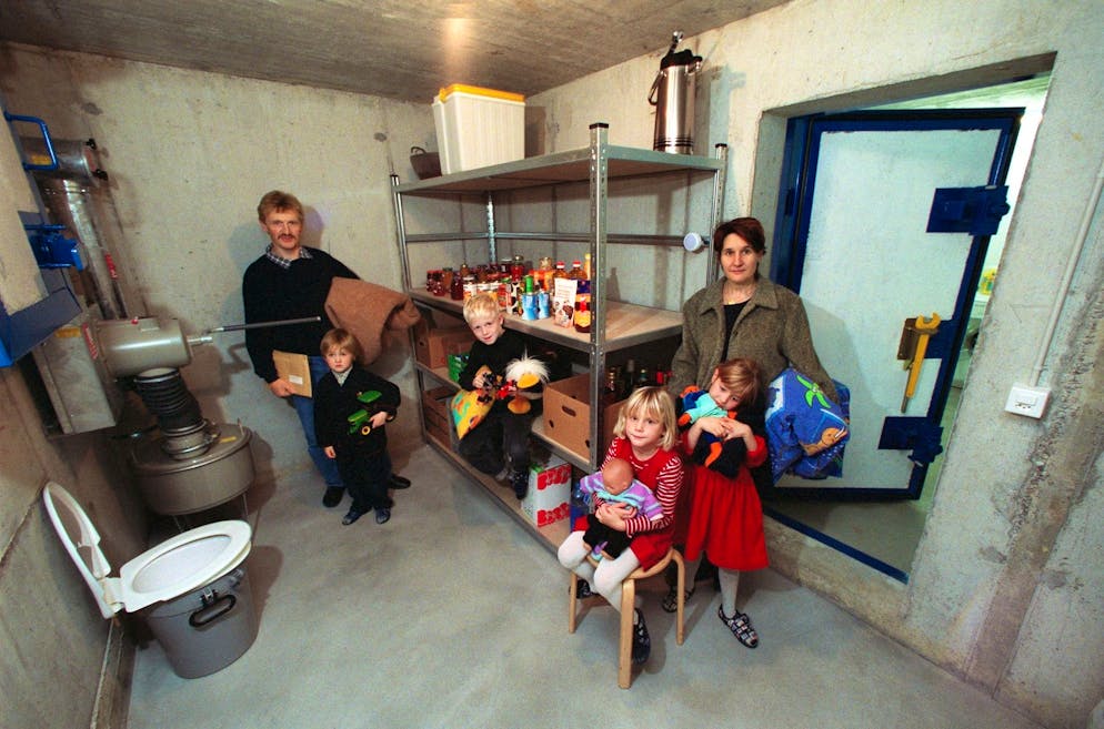 Eine Familie probt im November 2001 den Bezug eines privaten Zivilschutzraumes. In der Schweiz gilt seit dem 4. Oktober 1963 das Gesetz, dass jedes neugebaute, private oder öffentliche Haus einen eigenen Schutzraum haben soll.