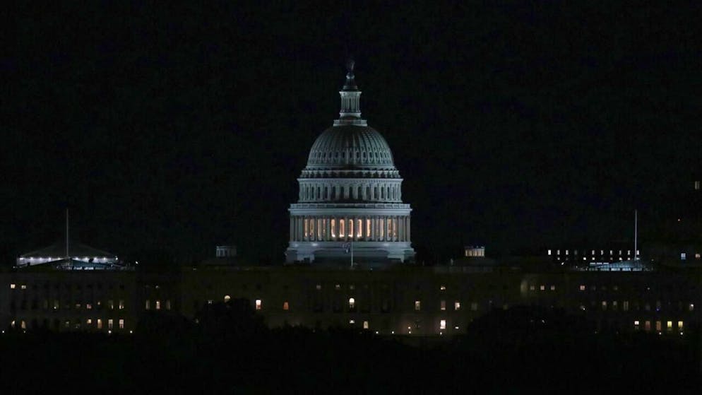 ARCHIV - Das US-Kapitol ist am siebten Tag des Shutdown  der US-Bundesregierung zu sehen. Seit vergangener Woche Mittwoch sind die Regierungsgeschäfte in den USA teilweise lahmgelegt. Der Kongress konnte sich nicht auf einen Übergangshaushalt einigen. Foto: Gent Shkullaku/ZUMA Press Wire/dpa