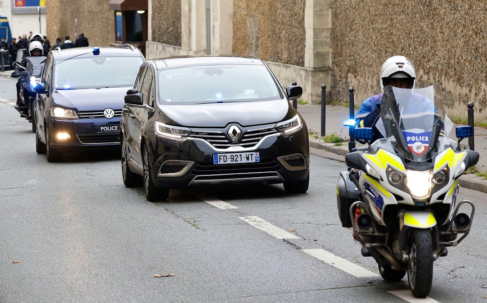 Nicolas Sarkozy a quitté peu avant 15H00 lundi la prison parisienne de la Santé, après sa remise en liberté décidée par la cour d'appel de Paris, a-t-on appris de source proche du dossier.