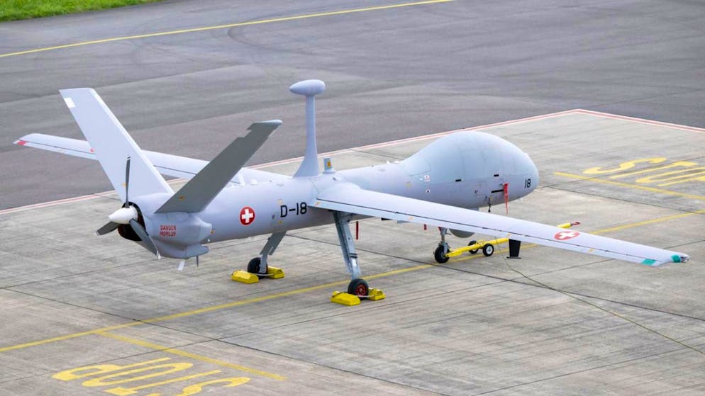 Eine Elbit-Aufklärungsdrohne auf dem Militärflugplatz Emmen LU. Bis Ende 2026 sollen alle Drohnen und das dazugehörende Material an die Luftwaffe ausgeliefert sein, rund sieben Jahre später als geplant. (Archivbild)