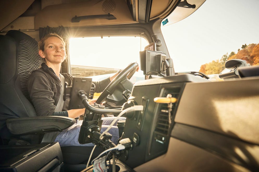 Camion Transport Wil ist ein «Friendly Work Space». Sabrina Vetterli hat die Junior-Driver-Ausbildung von Camion Transport absolviert und steuert in Teilzeit die Waren zur Kundschaft.