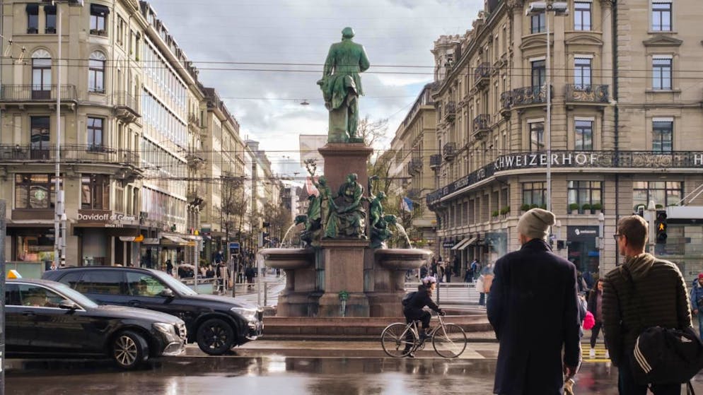Le monument à Alfred Escher devant la gare de Zurich: dans le sillage des manifestations "Black Lives Matter" en 2020, la statue a de nouveau fait l’objet de critiques.