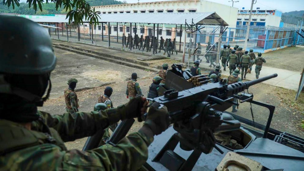 ARCHIV - Soldaten betreten ein Gefängnis in Ecuador. Foto: Cesar Munoz/AP/dpa/Archiv
