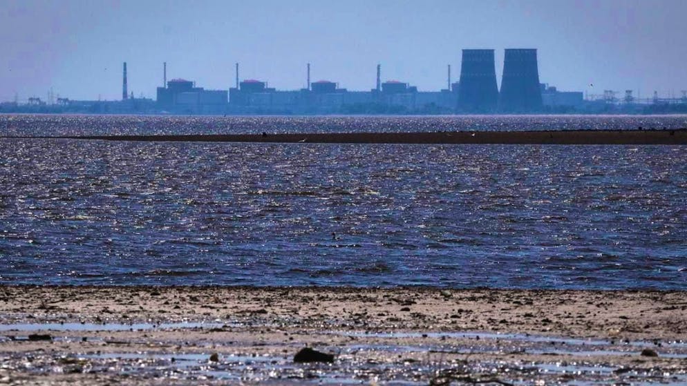 ARCHIVE - The Zaporizhzhya nuclear power plant can be seen in the background of the shallow Kakhovka reservoir after the dam was destroyed. The Zaporizhzhya nuclear power plant occupied by Russian troops has been reconnected to the Ukrainian power grid. Photo: Kateryna Klochko/AP/dpa