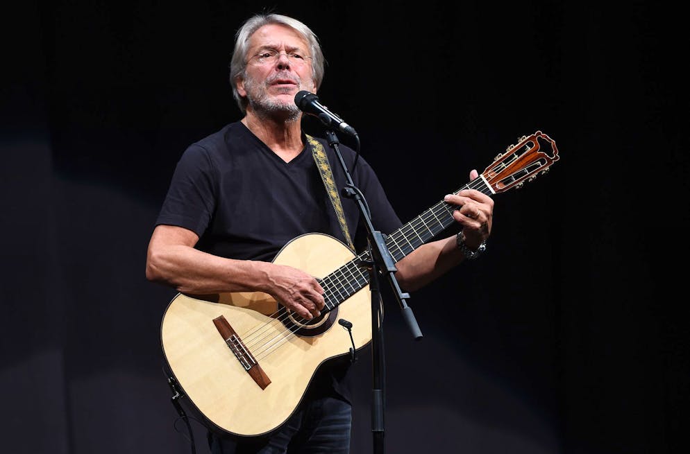 Reinhard Mey dankt Rapper Haftbefehl für Charterfolg - Gallery. Reinhard Mey bei einem Auftritt 2014 in Göttingen (D).