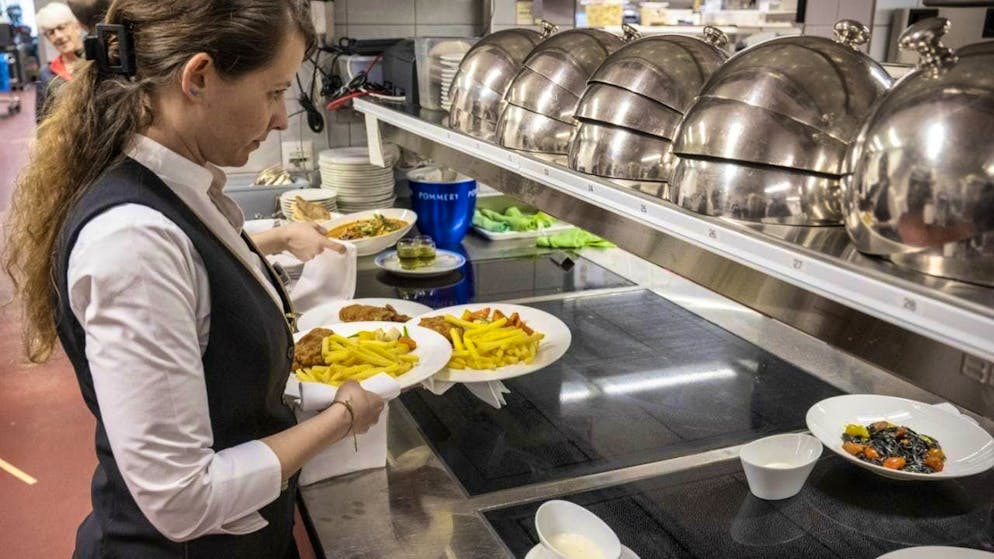 If the social partners have their way, better working conditions should apply in the catering, hotel and food delivery sectors from 2028. (symbolic image)