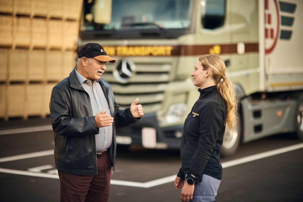 Camion Transport Wil ist ein «Friendly Work Space». Bei Camion Transport sind alle per Du: Der CEO Josef Jäger im Austausch mit Fahrerin Sabrina Vetterli.