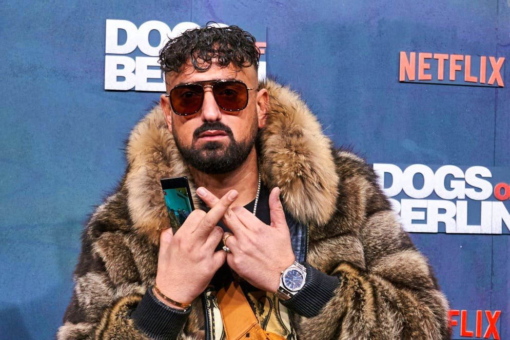 Reinhard Mey thanks rapper Haftbefehl for chart success - Gallery. The documentary about rapper Haftbefehl is currently a big topic of conversation.