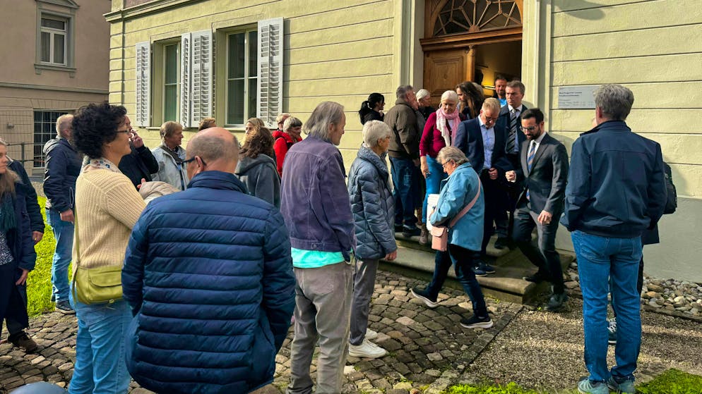 The court had not expected so many guests.