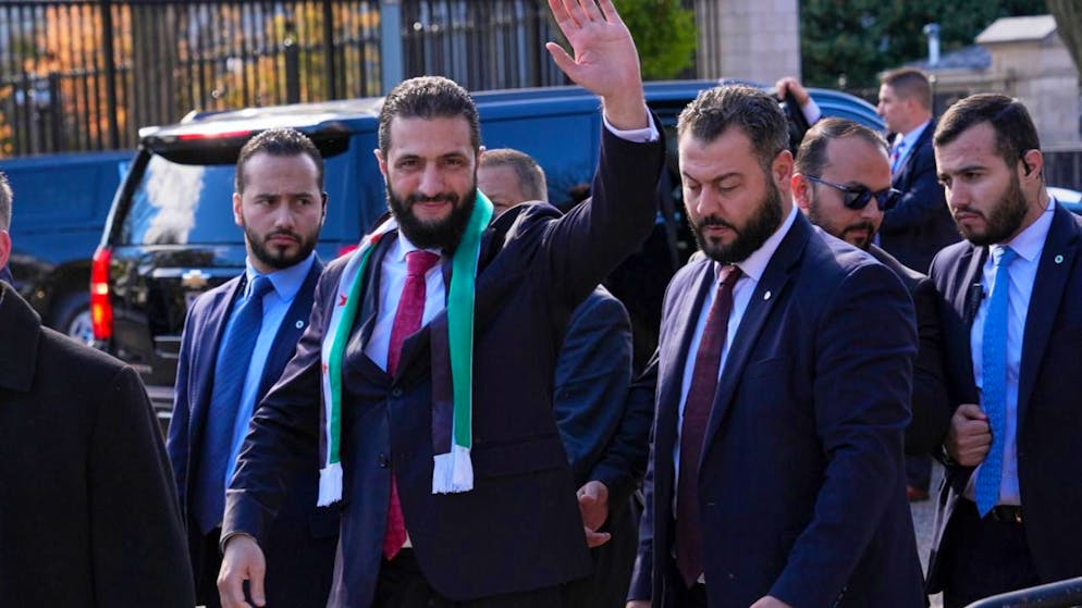 Ahmed al-Scharaa, Übergangspräsident von Syrien, winkt seinen Anhängern vor dem Weißen Haus nach einem Treffen mit US-Präsident Trump zu. Foto: Jacquelyn Martin/AP/dpa