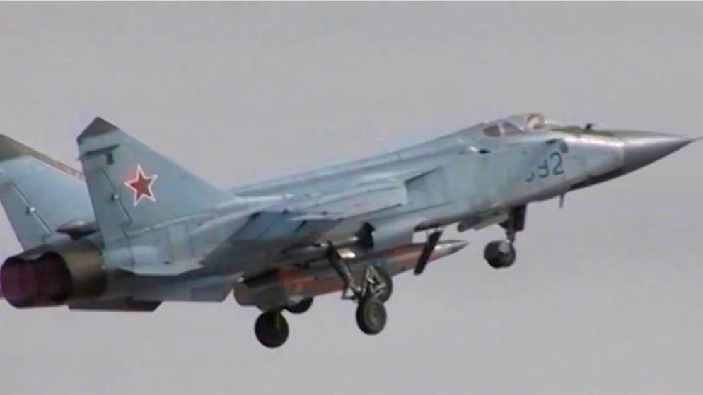 Un Mig-31, equipaggiato con un missile Kinzhal. (Foto d'archivio)