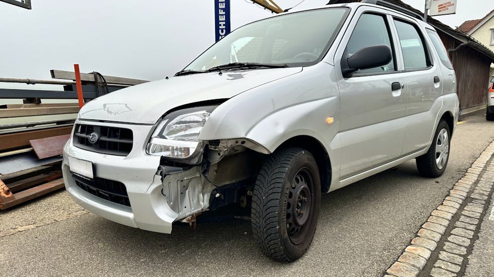 Bühler AR. Auto von 80-Jährigem wird von verlorenem Rad getroffen