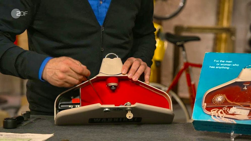 Expert Detlev Kümmel demonstrated how the safe could be opened with a numerical code and key.