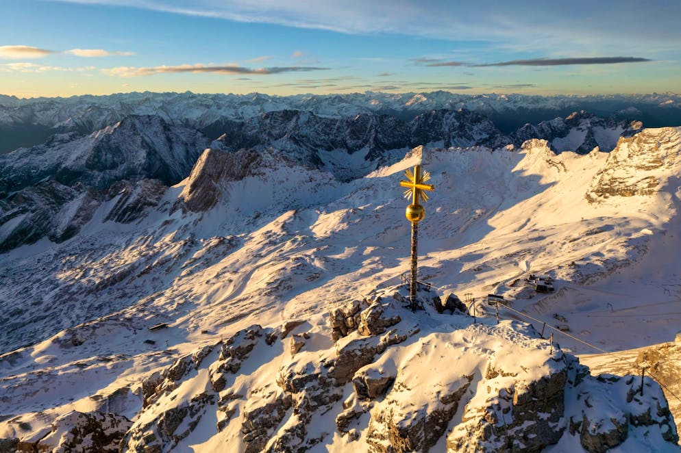 Zu viele Aufkleber – Zugspitz-Gipfelkreuz braucht neues Gold - Gallery. Zum Saisonstart auf der Zugspitze am 28. November soll das Kreuz wieder an seinem Platz auf dem Gipfel sein.