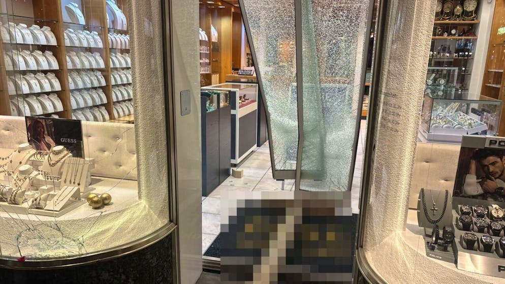 Proprietario ferito. Sfondano la vetrina di una gioielleria a Olten, autori in fuga