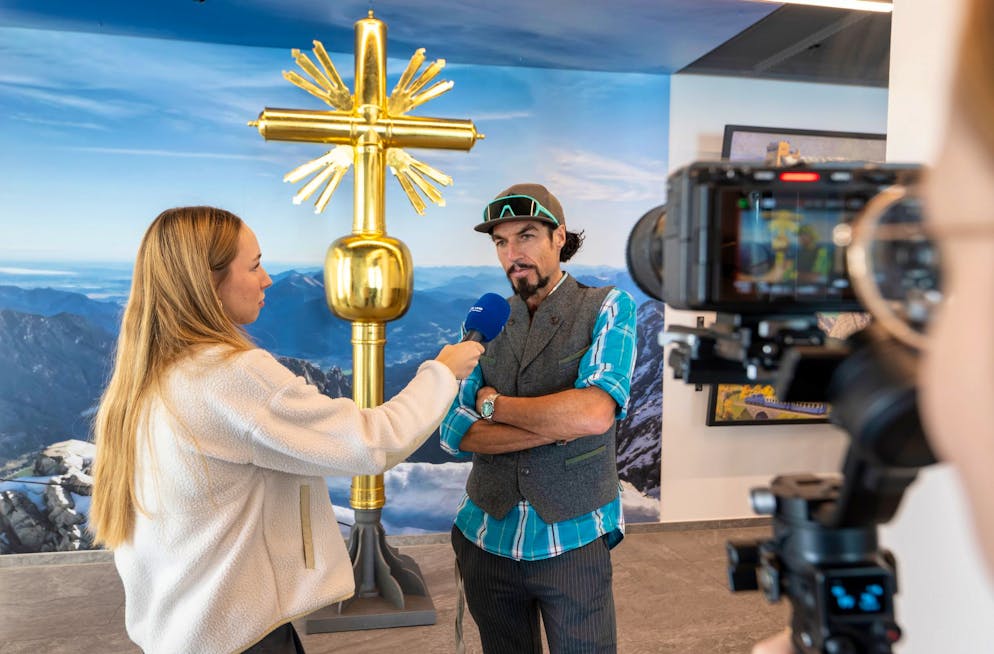 Zu viele Aufkleber – Zugspitz-Gipfelkreuz braucht neues Gold - Gallery. Ein Abbild des Kreuzes von Künstler Bernhard Rieger in der Bergstation ist offiziell für Aufkleber zugelassen. (Archivbild) 