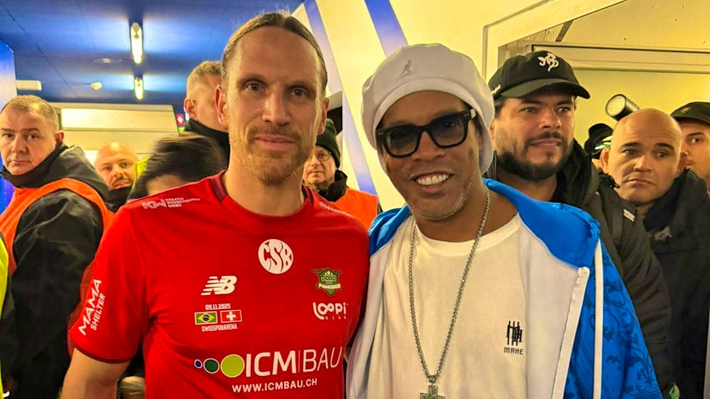 Lang poses with Ronaldinho.