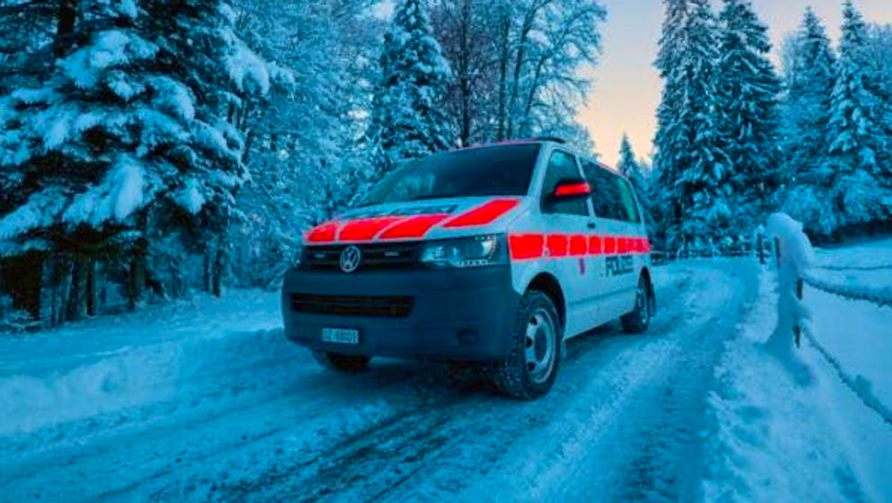 Ecco cos'è successo. Ubriaco schianta l'auto nella neve a Svitto, condannato a pagare quasi 10'000 franchi