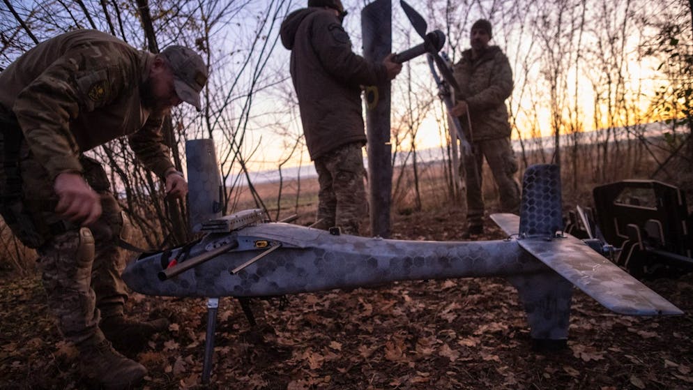 Ukrainische Soldaten und Drohnenpiloten mit einer  GARA-Bomberdrohne nahe der Front. (2. November 2025) 