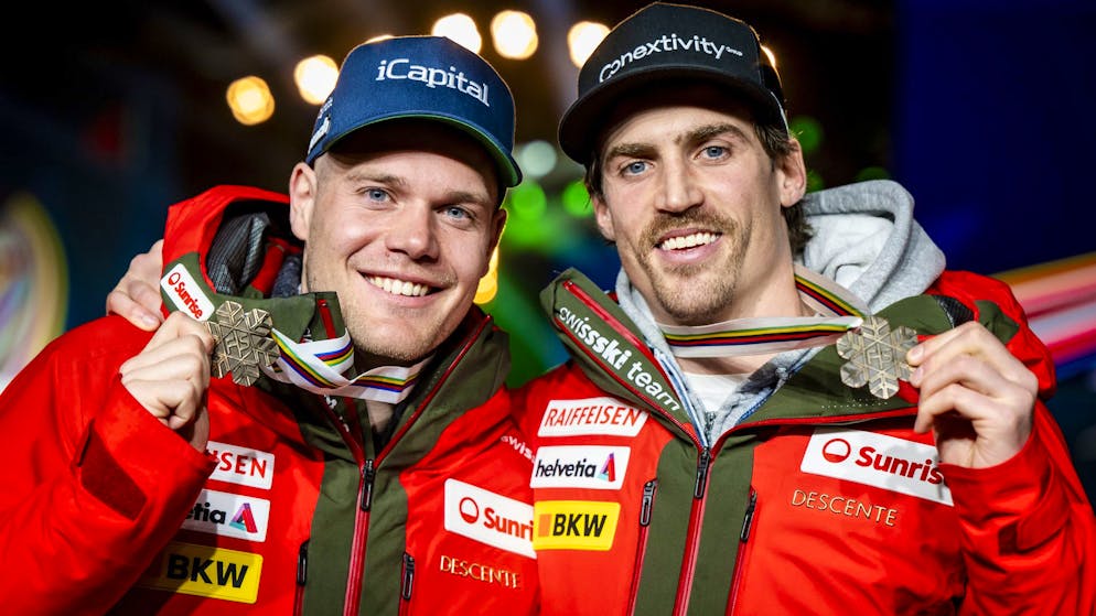 Stefan Rogentin und Marc Rochat posieren mit ihren WM-Bronze-Medaillen.