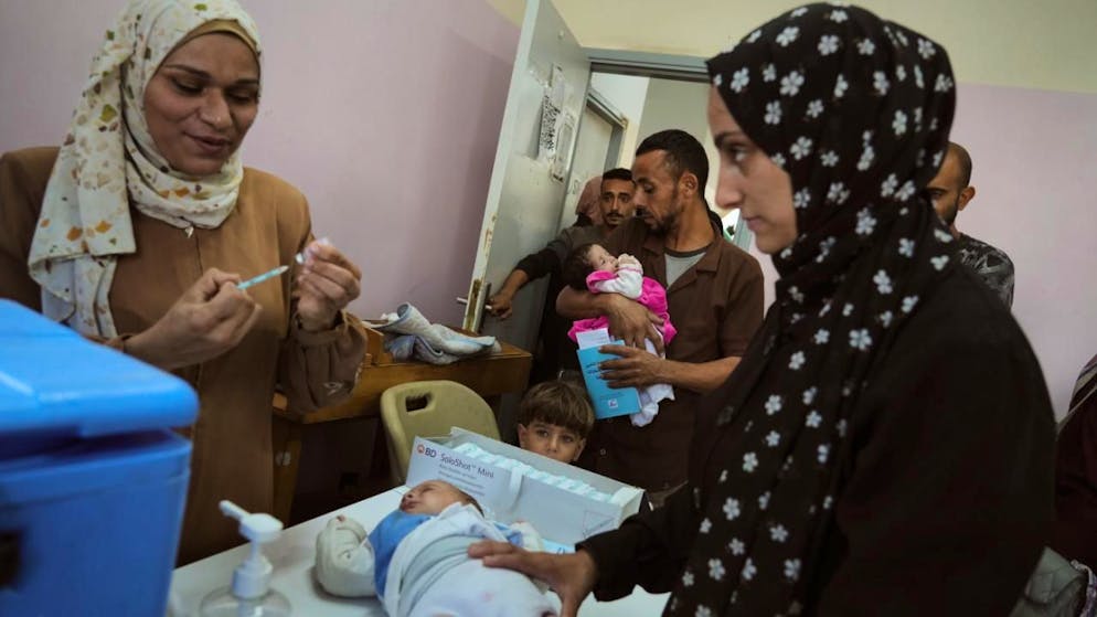 Palästinensische Kinder erhalten in einem Gesundheitszentrum in Gaza Impfungen (Archivbild). Foto: Jehad Alshrafi/AP/dpa