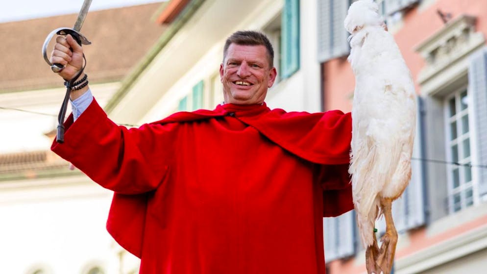 Reto Burri aus Kaltbach jubelt, nachdem er mit einem Hieb den Hals einer toten, am Kopf aufgehängten Gans an der Gansabhauet in Sursee durchtrennt hat.