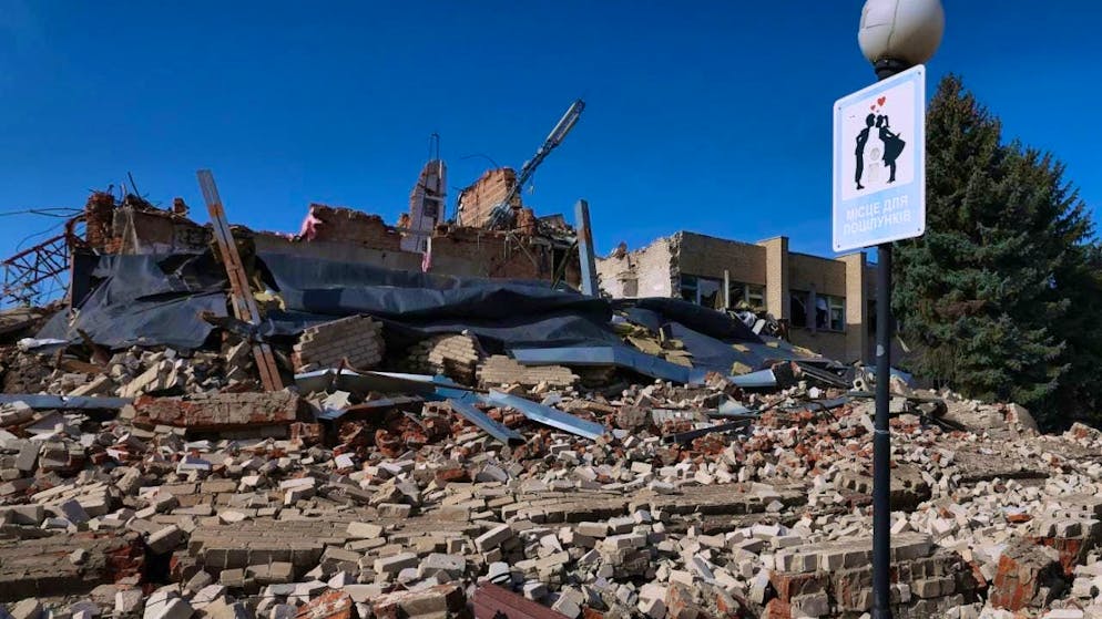 ARCHIVE - A destroyed building can be seen in the town of Hulyaypole. Hulyaypole is located about 3 km from Russian positions. Photo: David Young/dpa