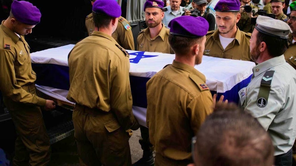 Israeli soldiers carry the flag-draped coffin of Hadar Goldin. Photo: Ohad Zwigenberg/AP/dpa