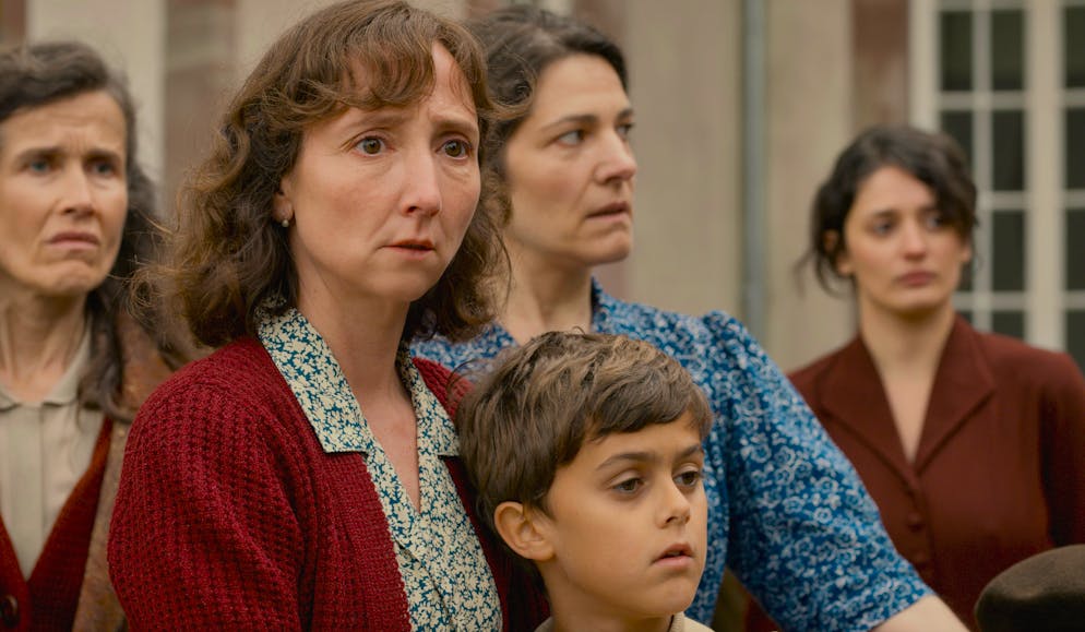 Bonne étoile. Audrey Lamy incarne l'épouse Chevalin, qui suit un peu malgré elle son mari dans ses délires.