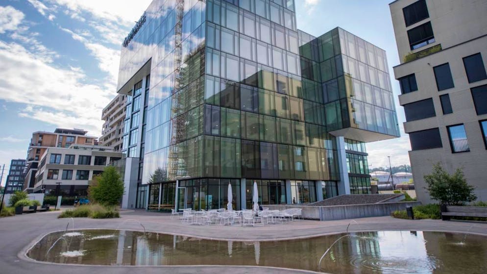 Alcon rechnet im laufenden Jahr mit einem Umsatz in Höhe von 10,3 bis 10,4 Milliarden Dollar und einer Marge von 19,5 bis 20,5 Prozent. (Archivbild vom Hauptsitz in Hünenberg im Kanton Zug)