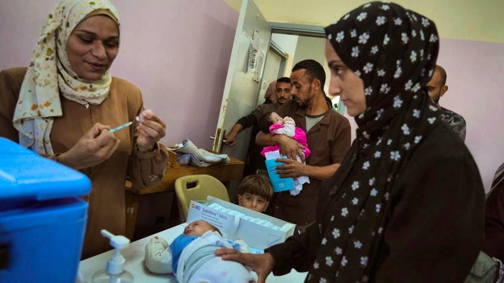 Palestinian children receive vaccinations at a health center in Gaza (archive photo). Photo: Jehad Alshrafi/AP/dpa