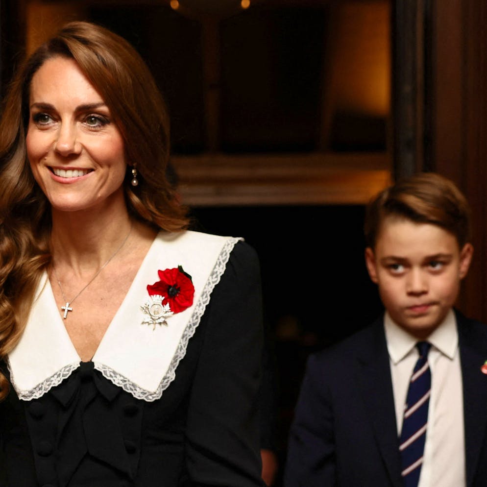 «Dieses Kleid ist furchtbar». Prinz Georg wird zum Hingucker – seine Mutter Kate hart kritisiert