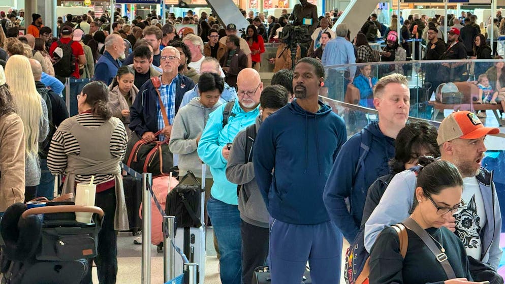 Shutdown chaos: Long queues like here in Houston are currently the order of the day at US airports. (November 3, 2025)