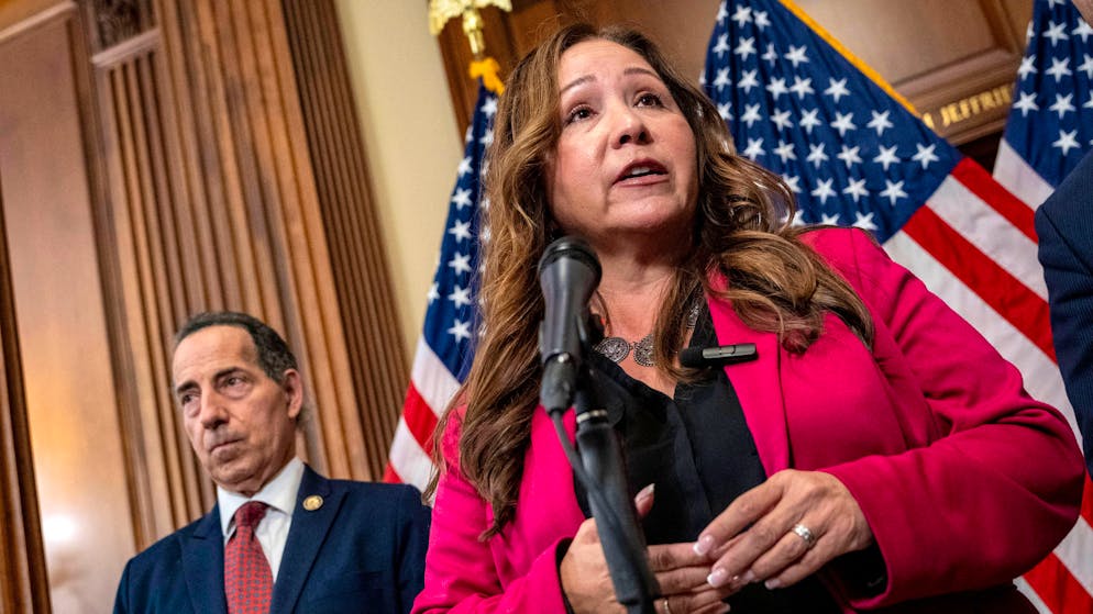 Mit ihrer Unterschrift kann die demokratischen Abgeordneten Adelita Grijalva die Veröffentlichung von Ermittlungsakten im Fall des gestorbenen Sexualstraftäters Jeffrey Epstein vorantreiben. (Archivbild)