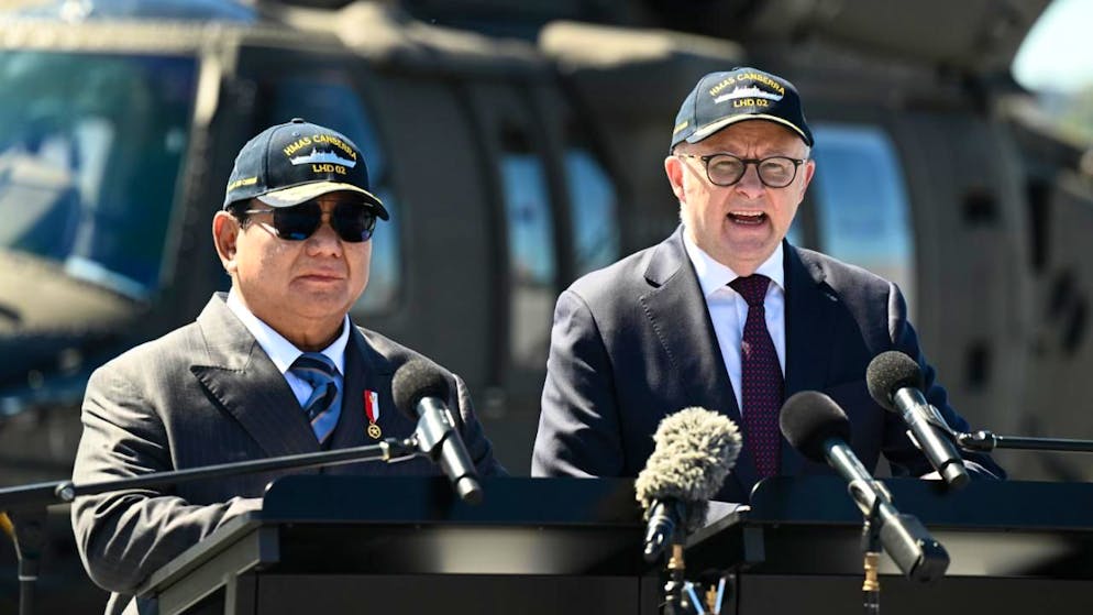 Der australische Premierminister Anthony Albanese (r) und der indonesische Präsident Prabowo Subianto verkünden an Bord der HMAS Canberra auf dem Flottenstützpunkt East in Sydney ein Sicherheitsabkommen. Foto: Dan Himbrechts/AAP/dpa