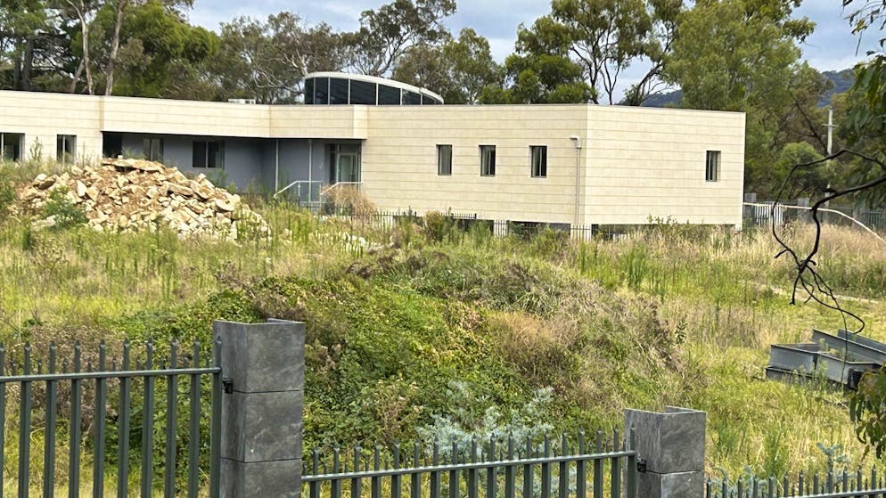 Ein dem Anschein nach unbewohntes Gebäude auf dem russischen Botschaftsgrundstück in Canberra. (23. Juni 2023)