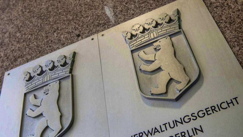 ARCHIVE - A sign points to the Berlin Administrative Court. The court is examining complaints by Palestinians in Gaza against arms deliveries to Israel. Photo: Paul Zinken/dpa