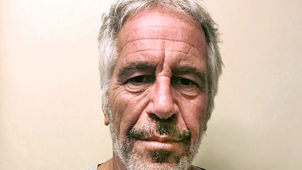 Traffico sessuale. Nelle mail di Epstein: «Trump trascorse diverse ore a casa mia con una ragazza»