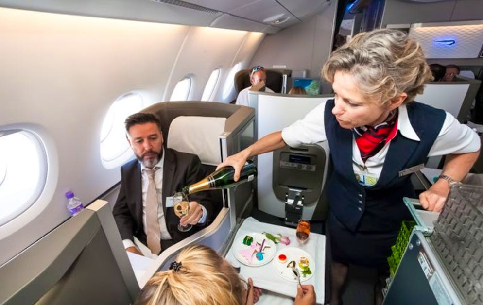 Die geheimen Codes der Flight Attendants. Die eigentliche Bedeutung dieses Codes ist gar nicht so abwegig und kann vielleicht selbst erraten werden. Als «Senior Mama» wird eine Flugbegleiterin bezeichnet, die langjährige Erfahrung in ihrem Beruf besitzt. Ein älterer Stewart hingegen wird allgemein «Senior» genannt. «Senior Mamas» gelten offenbar als etwas strenger als jüngere Flugbegleiterinnen.