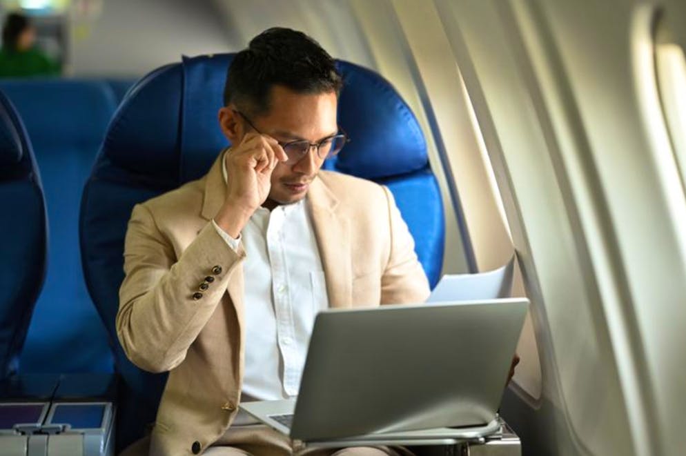 Die geheimen Codes der Flight Attendants. Das Gleiche gilt auch für den Begriff «Hot Coffee», also heisser Kaffee. Damit bezeichnen Flugzeug-Crews angeblich nicht ein Heissgetränk, sondern ebenfalls einen «heiss» aussehenden Passagier oder Passagierin.