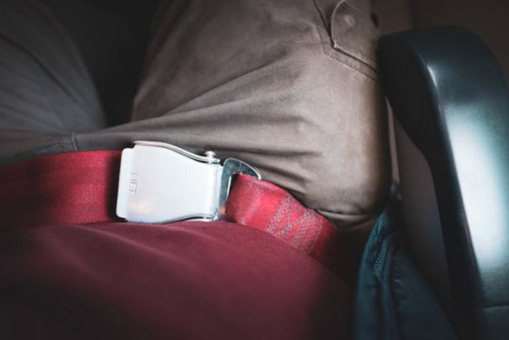 Die geheimen Codes der Flight Attendants. «Extensions» ist ein bekannter Begriff aus dem Friseurbereich und beschreibt Haarverlängerungen. Deshalb ist es nicht verwunderlich, wenn die Bezeichnung «Passagier 11Alpha braucht Extensions» im Flugzeug nicht gleich verstanden wird. Der Begriff wird eingesetzt, wenn ein Fluggast in der Reihe 11 auf Sitzplatz A einen Verlängerungsgurt benötigt.