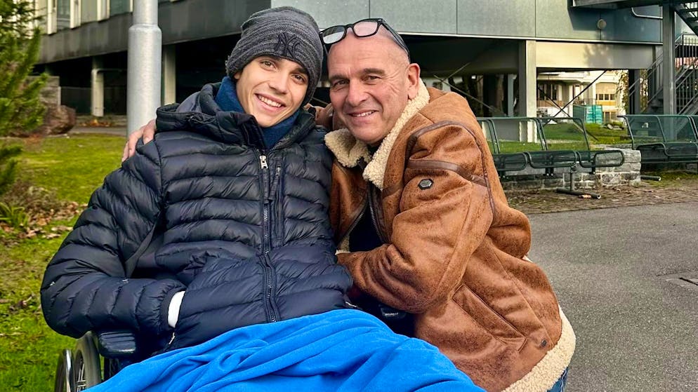Grave accident en Moto3. Avec le sourire, Noah Dettwiler réapparait aux côtés de son père