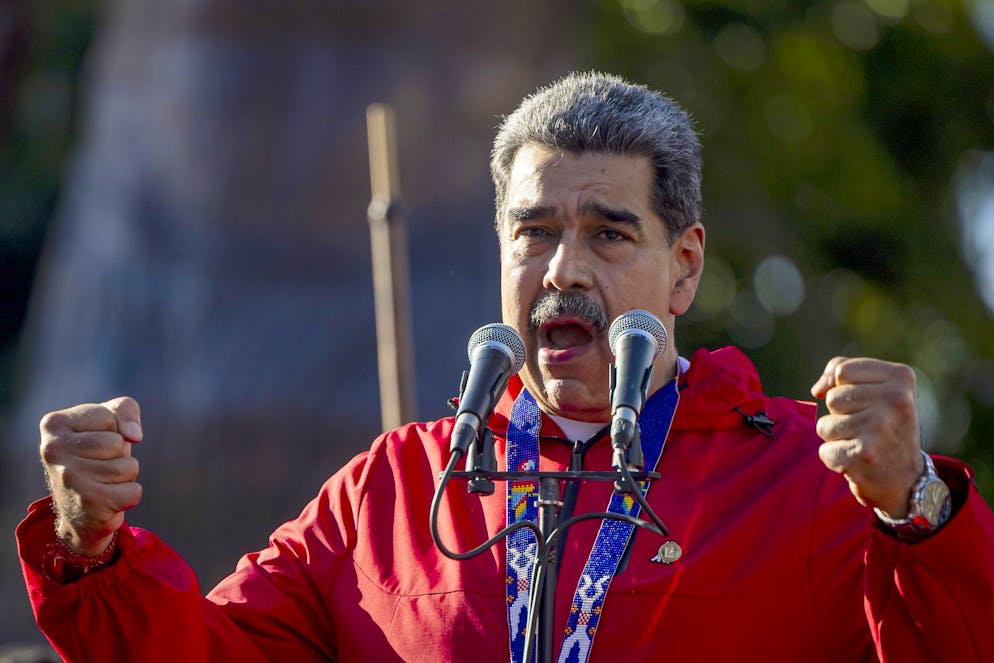 Nicolas Maduro mobilità i soldati.