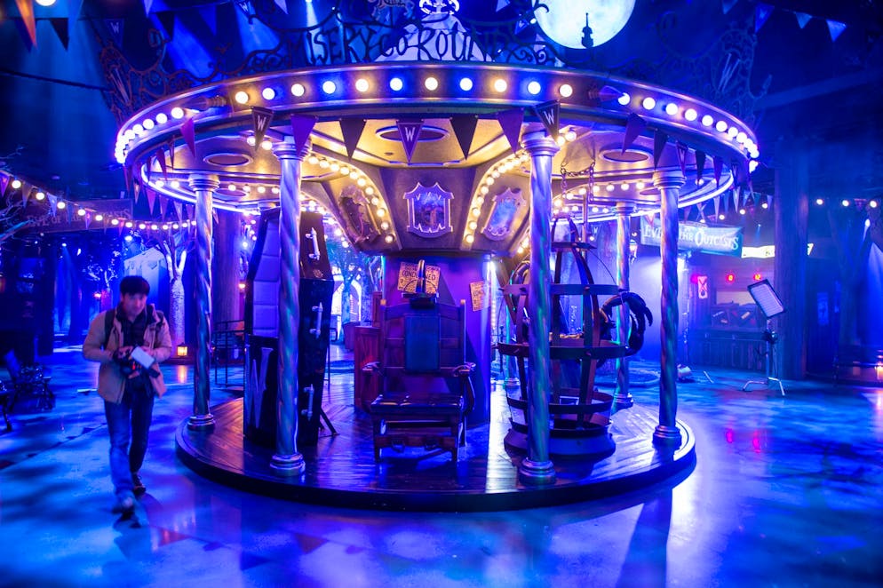 «Netflix House»: Netflix eröffnet erstes Erlebniszentrum - Gallery. Der Jahrmarkt mit Motiven der Netflix-Serie «Wednesday» enthält auch Requisiten von den Dreharbeiten.