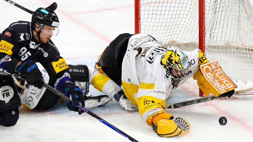 Ajoie einmal mehr am Boden: Goalie Benjamin Conz wehrt sich gegen Fribourgs Doppeltoschützen Jacob de la Rose.