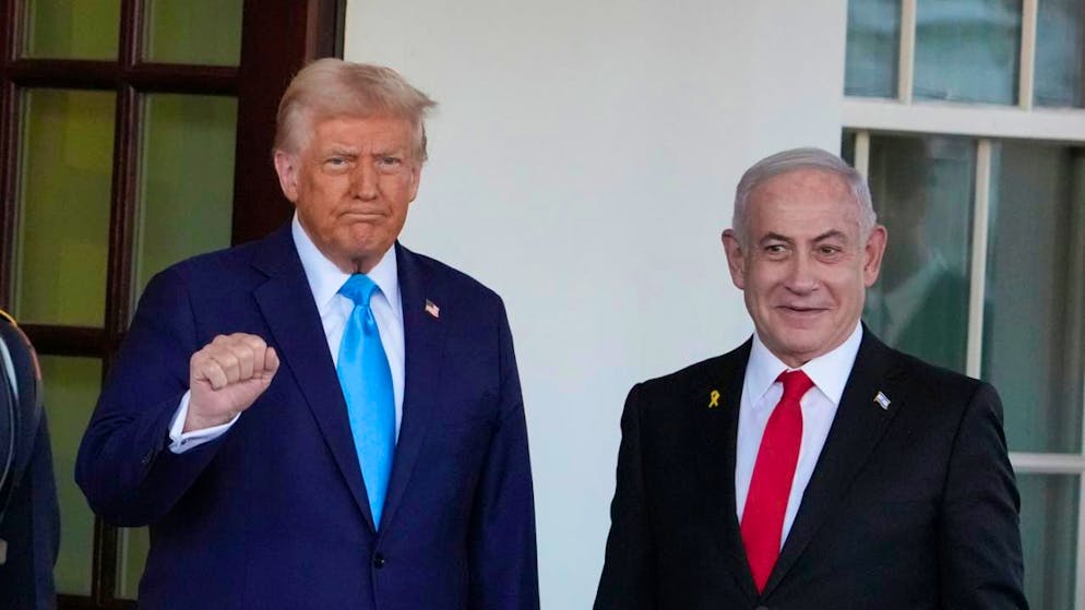 Per il presidente americano Donald Trump (a sinistra) "è tempo di lasciare che" il premier israeliano Benyamin Netanyahu (a destra) "unisca Israele perdonandolo e ponendo fine a questa guerra legale una volta per tutte". (foto d'archivio)