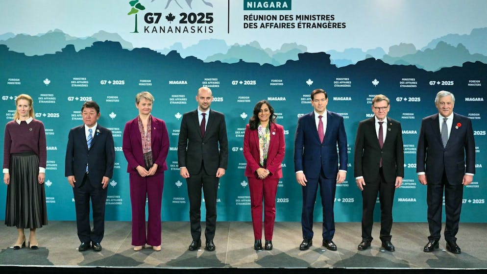 Die EU-Aussenbeauftragte Kaja Kallas und die Aussenminister*innen der G7-Länder am Dienstag in Kanada (v.l.n.r.): Toshimitsu Motegi (Japan), Yvette Cooper (Grossbritannien), Jean-Noel Barrot (Frankreich), Anita Anand (Kanada), Marco Rubio (USA), Johann Wadephul (Deutschland) und Antonio Tajani (Italien).