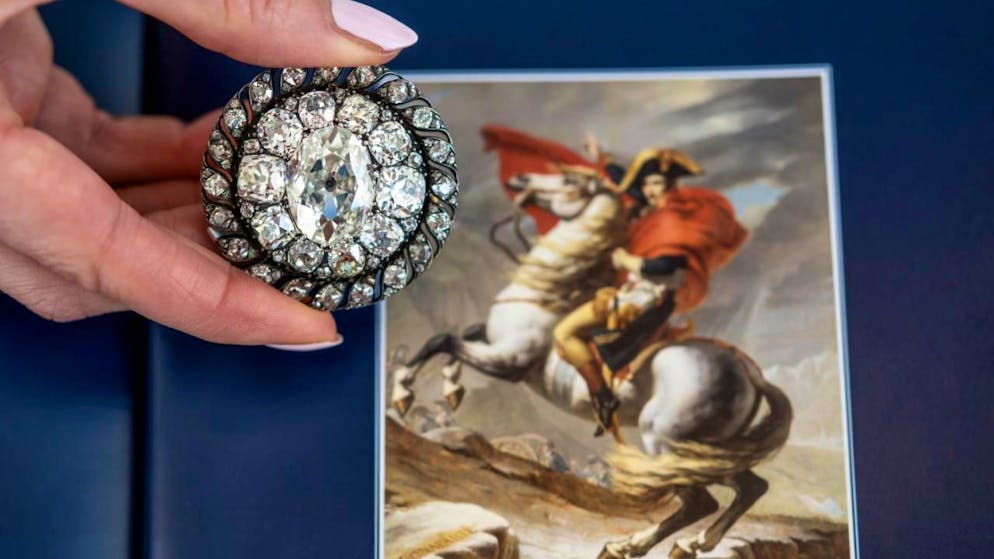 La broche faisait partie des effets personnels que l'empereur avait dû abandonner dans sa fuite dans la plaine de Waterloo.