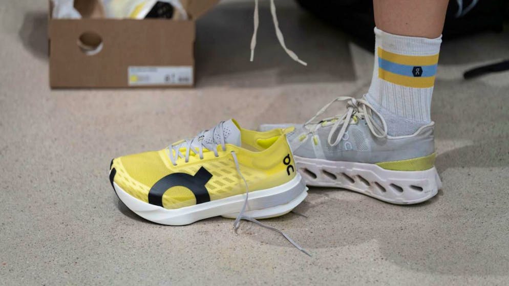 Mitglieder des On Running Club holen Sportschuhe für einen Trail. (Archivbild)