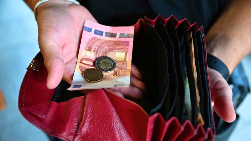 Nach zwei Monaten mit steigenden Inflationsraten hat die Teuerung in Deutschland wieder etwas nachgelassen. Doch mit 2,3 Prozent hält sich die Inflation über der Zwei-Prozent-Marke. (Archivbild)